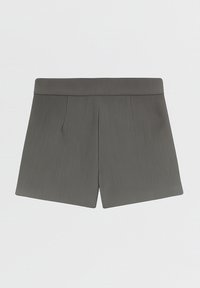 Pantaloncini grigi su misura con una texture liscia, caratterizzati da due pieghe frontali e una cintura piatta. Design semplice e dritto senza tasche visibili.