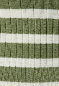 Strickpullover mit abwechselnd dunkelgrünen und hellcremefarbenen horizontalen Streifen. Gerippte Textur mit dehnbarem Stoff für Flexibilität.
