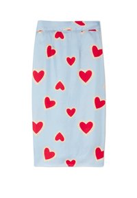 Φούστα μέχρι το γόνατο σε ανοιχτό μπλε χρώμα με διάσπαρτες κόκκινες καρδιές με περιγράμματα σε μπεζ, με ίσια γραμμή και ζώνη στη μέση.