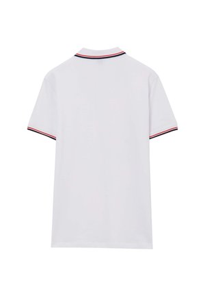 Polo shirt bianco a maniche corte con colletto ripiegato e strisce rosse e blu navy a contrasto lungo il colletto e i bordi delle maniche. Design semplice.