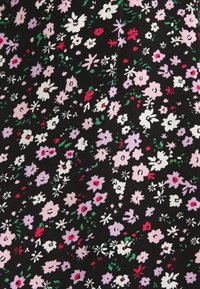 Tissu noir avec un motif dense de petites fleurs blanches, roses et rouges et de feuilles vertes dispersées sur la surface.