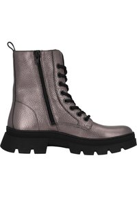 Stivaletto alla caviglia color taupe metallizzato con finitura in pelle texturizzata, punta rotonda, chiusura con lacci davanti e zip laterale. Suola in gomma nera spessa con motivo a tasselli.