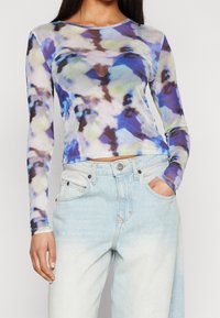 Långärmad topp i ett genomskinligt, lätt tyg med ett abstrakt mönster i blått, grönt och brunt; rund halsringning; kroppsnära design.