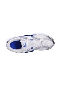 Scarpa da atletica Nike in bianco e blu, con tomaia in rete, colletto imbottito, dettagli in sintetico liscio e soletta ammortizzata.