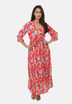 Robe maxi rouge à fleurs avec des plis, présentant un décolleté en V profond, des manches trois-quarts et un nœud à la taille. Les accents incluent des fleurs bleues et roses.