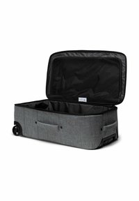 Valise souple grise à deux roues, avec un intérieur en tissu noir ouvert et des poignées extérieures sur un fond blanc.