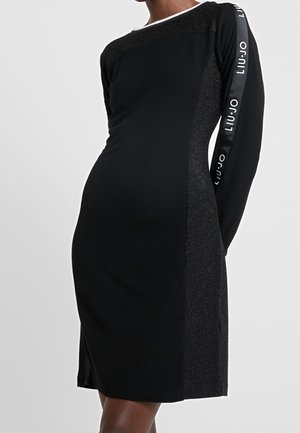 Czarna dopasowana sukienka z długimi rękawami, błyszczącymi bocznymi panelami oraz paskiem z satyny z powtarzającym się nadrukiem "Liu Jo" na prawym rękawie.