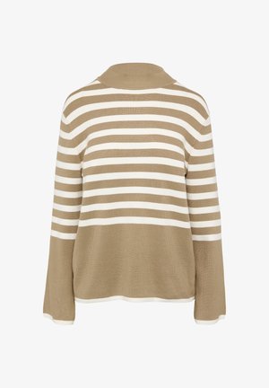 Beżowy i biały sweter w paski z wysokim kołnierzem, długimi rękawami i luźnym krojem. Dzianinowa tekstura z równymi poziomymi paskami.