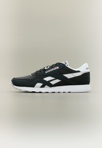 Неизбран, core black/footwear white