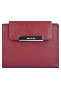 Röd läderplånbok med texturerad yta, med en magnetisk klaffstängning och en silverfärgad logotypdetalj fram.