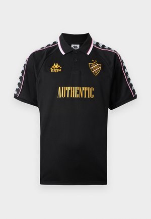 Tricou polo negru cu guler în dungi roz-alb, logo-uri Kappa pe umeri și piept, text auriu "AUTHENTIC" și insignă pe partea stângă din față.