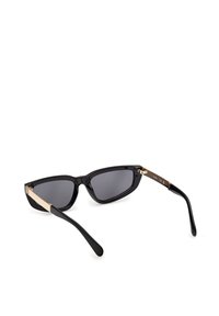Ochelari de soare negri cu finisaj lucios, cadru unghiular, lentile întunecate și brațe accentuate cu aur. Prezintă un design elegant și modern.
