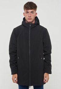 Giacca nera impermeabile con cappuccio, slim fit, dotata di zip frontale, due tasche laterali con zip e tessuto texture.