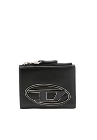 Portafoglio in pelle nera con un logo ovale argentato ben visibile, chiusura con zip e design rettangolare semplice. Texture liscia con accenti minimi.