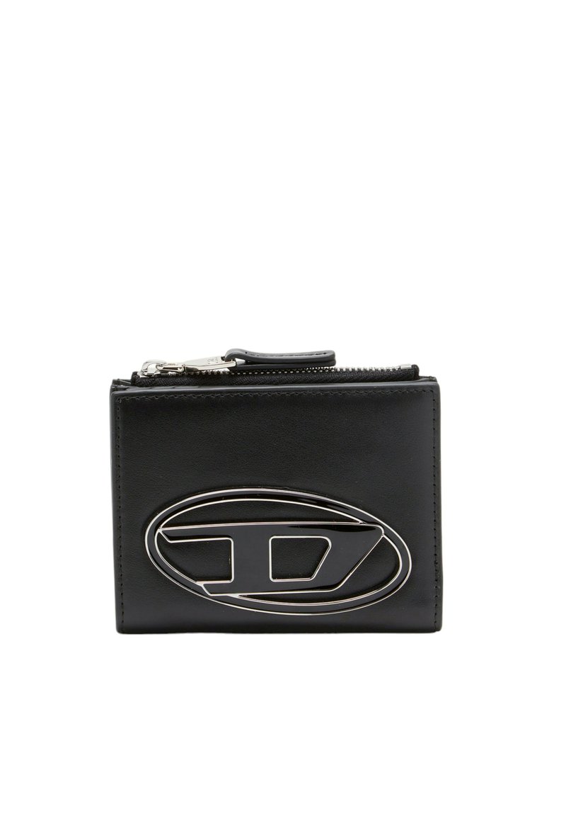 Portafoglio in pelle nera con un logo ovale argentato ben visibile, chiusura con zip e design rettangolare semplice. Texture liscia con accenti minimi.