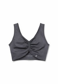 Szary crop top z marszczonym przodem, szerokimi ramiączkami, bezszwowym wykończeniem oraz metką z logo na dole. Wykonany z miękkiego, elastycznego materiału.