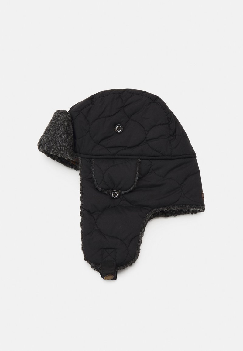 Chapéu preto acolchoado com abas para as orelhas, apresentando forro de pele cinza e fecho de botão de pressão. A forma estruturada e a textura suave oferecem conforto e calor.