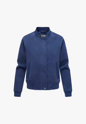 Námornícky modrá bomber bunda s rebrovaným golierom a manžetami, obsahujúca cvočky a textúrované bočné vrecká. Mäkká látka s hladkým povrchom.