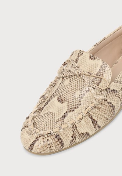 Mocassin pour femme beige et marron à motif peau de serpent, avec des détails cousus et un petit nœud en cuir sur le dessus.