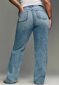 Heledad hallid denim teksad kõrge vöökohaga, sirge säärega ja kahe tagataskuga. Kangas on kergelt plekistatud ja tekstureeritud välimusega.