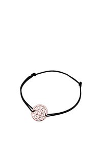Schwarzes verstellbares Schnürenarmband mit einem runden Metallanhänger, der ein filigranes Blumenmuster in Roségold-Finish aufweist.