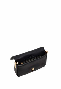 Clutch in pelle nera con finitura texture, dotata di zip dorata e chiusura a scatto, aperta per mostrare il compartimento interno.