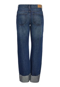 Jeans de ganga azuis com corte reto, featuring bainhas dobradas e dois bolsos traseiros; uma etiqueta de couro castanho situada na cintura.