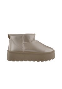 Beige leren enkellaarsjes met een ronde neus, elastische opening en een dikke, gestructureerde rubberen zool. Eenvoudige stikseldetails op het bovenstuk.