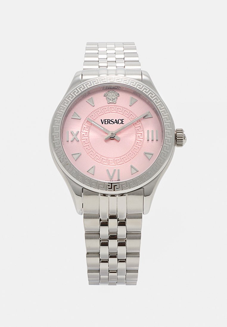 Montre-bracelet en argent avec un cadran rose, des index horaires en argent et un motif clé grec sur la lunette. Bracelet en métal avec une finition polie.