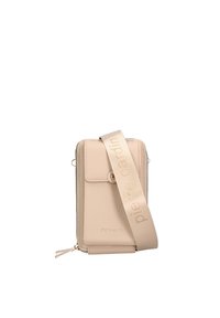 Borsa a tracolla in pelle beige con finitura testurizzata, dotata di chiusura con pattina frontale, tasca con zip e una ampia tracolla con logo.