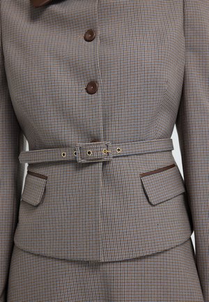 Braun karierter Blazer mit taillierter Passform, Knopfverschluss und kontrastierenden braunen Taschenakzenten. Mit passendem Gürtel und Metallbeschlägen.