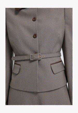 Braun karierter Blazer mit taillierter Passform, Knopfverschluss und kontrastierenden braunen Taschenakzenten. Mit passendem Gürtel und Metallbeschlägen.