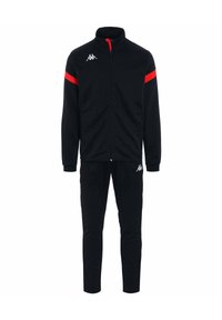 Survêtement noir comprenant une veste zippée avec des accents rouges et un logo blanc, associé à un pantalon ajusté assorti. Matériau lisse avec une coupe cintrée.