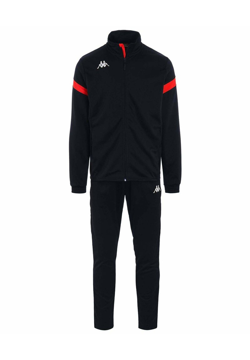 Survêtement noir comprenant une veste zippée avec des accents rouges et un logo blanc, associé à un pantalon ajusté assorti. Matériau lisse avec une coupe cintrée.