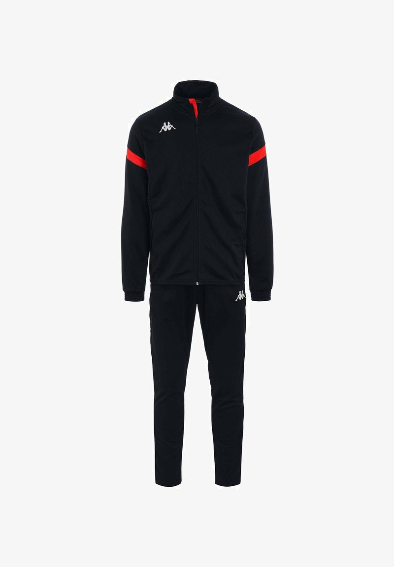 Survêtement noir comprenant une veste zippée avec des accents rouges et un logo blanc, associé à un pantalon ajusté assorti. Matériau lisse avec une coupe cintrée.