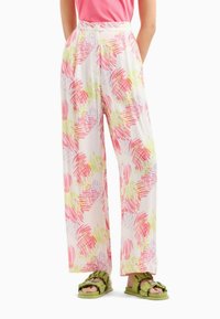 Pantaloni leggeri a vita alta con un vivace motivo astratto in rosa, giallo e lavanda. Vestibilità rilassata con una texture liscia.