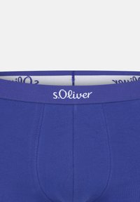 Boxer da uomo viola con un ampio elastico in vita con il logo "s.Oliver" e una texture di cotone morbida e liscia.