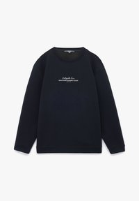 Sudadera de manga larga azul marino oscuro con cuello redondo y texto blanco "Fuerza Imparable HAZ QUE CADA MOMENTO CUENTE" en el pecho.