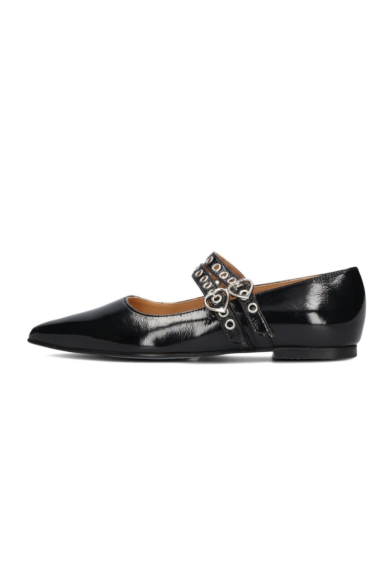 Zwarte gepatenteerde leren ballerina's met een spitse neus, voorzien van een decoratieve strap met zilverkleurige hardware en oogjes. Vlakke zool.