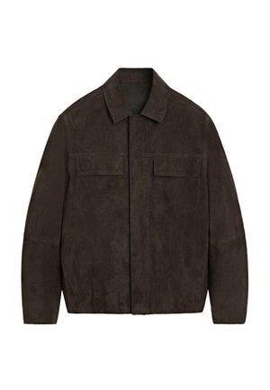 Bruine suède jas met een kraag, twee borstzakken en een recht gesneden ontwerp. Zachte textuur en minimalistische details.