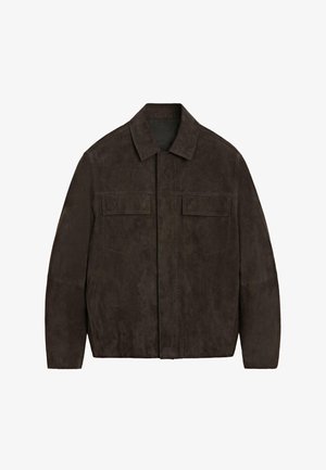 Brązowa zamszowa kurtka z kołnierzem, dwoma kieszeniami na piersi i prostym krojem. Miękka tekstura i minimalistyczne detale.