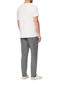 Wit T-shirt met korte mouwen, gecombineerd met grijze geblokte broek en witte sneakers. Focus op een eenvoudig ontwerp en lichte stof.
