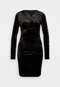 Robe en velours noir avec des manches longues, design enveloppant, texture froncée et silhouette ajustée. Fermeture éclair au dos.