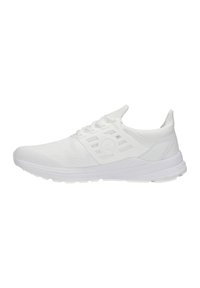 Baskets blanches en mesh respirant avec une semelle rembourrée, présentant un design minimaliste et un motif texturé sur le côté.