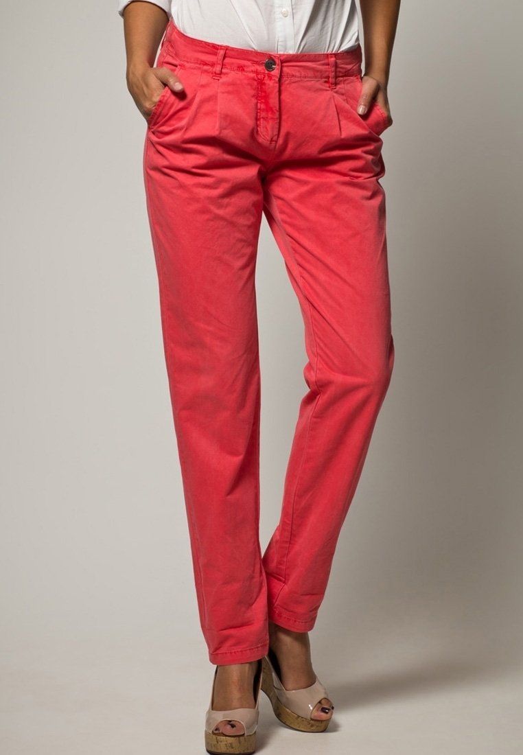 Rosa bomullbyxor med rak bendesign, med sidofickor och knappstängning i midjan. Lätt strukturerad tyg.