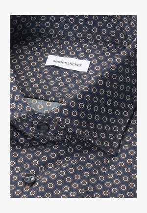 Marineblaues Hemd-Innenfutter mit einem kreisförmigen Muster in Braun und Weiß. Das Etikett trägt den Schriftzug "Seidensticker". Weicher Stoff mit glatter Textur.