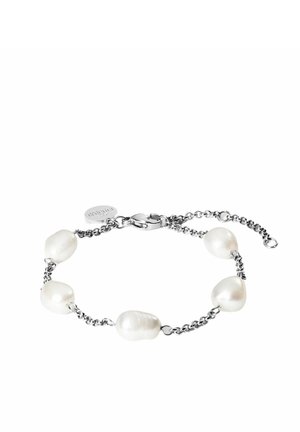 Silbernes Kettenarmband mit fünf unregelmäßigen weißen Perlen und einem kleinen ovalen Anhänger nahe dem Verschluss auf weißem Hintergrund.