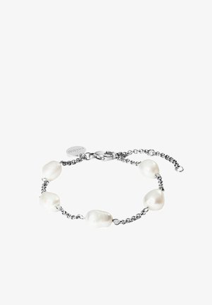 Silbernes Kettenarmband mit fünf unregelmäßigen weißen Perlen und einem kleinen ovalen Anhänger nahe dem Verschluss auf weißem Hintergrund.