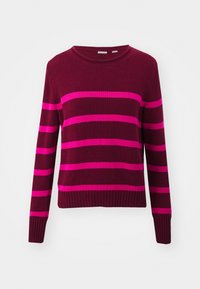 Pull en maille bordeaux avec des rayures horizontales rose vif, manches longues, poignets côtelés et col rond, présenté sur un fond uni.