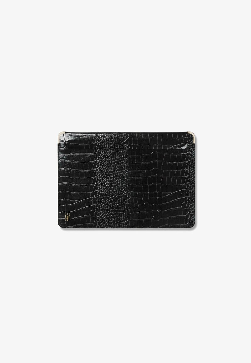 Funda para portátil de cuero negro con estampado de cocodrilo, con protectores metálicos en las esquinas y un pequeño logo dorado en la esquina inferior izquierda.